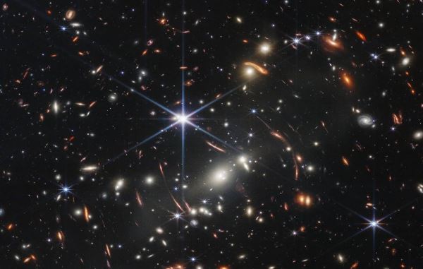 "Джеймс Уэбб" открыл древнюю галактику, троекратно увеличенную гравитационными линзами
<p>