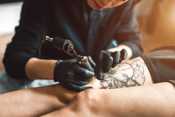 В Подмосковье тату-мастер сообщила в полицию о клиенте, который попросил перебить свастику