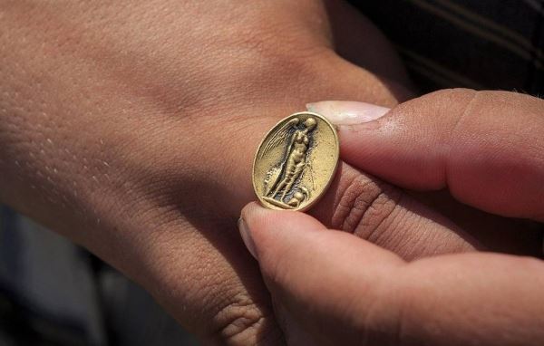 Вблизи Куликова поля нашли перстень с портретом Афины Паллады
<p>