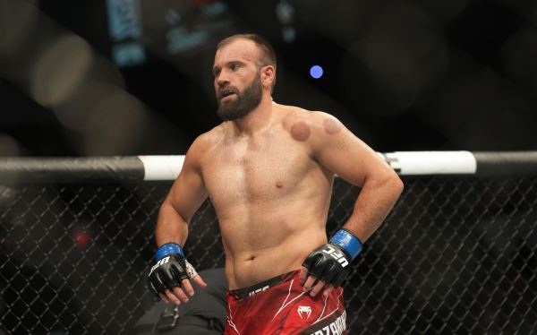 Непобежденный российский боец нокаутировал американца на турнире UFC