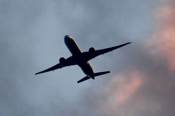 Самолет, летевший из Баку в Москву, вернулся в аэропорт из-за технической проблемы